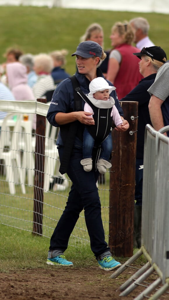 Zara Phillips et sa fille Mia Grace lors du Barbury Inter International Horse Trials à Wiltshire, le samedi 5 juillet 2014.