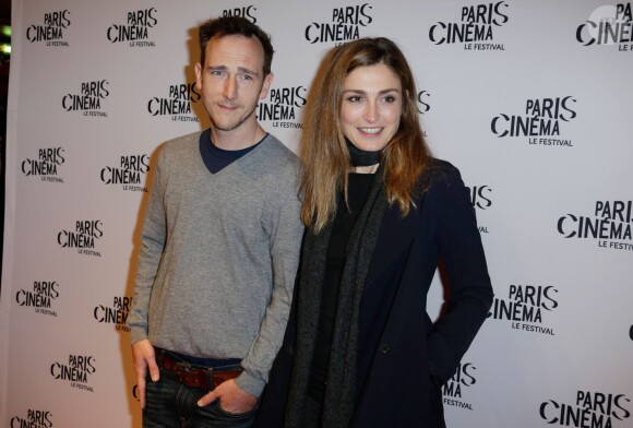 Mathieu Busson et Julie Gayet lors de la première du film "Cinéast(e)s" - Festival Paris Cinéma au Gaumont Opéra à Paris, le 7 juillet 2014.