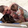 Marco Verratti, papa attentif avec son petit Tommaso lors de ses vacances sur l'île de Formentera, avec sa belle Laura, le 5 juillet 2014