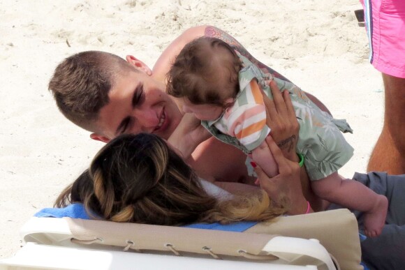 Marco Verratti, papa attentif avec son petit Tommaso lors de ses vacances sur l'île de Formentera, avec sa belle Laura, le 5 juillet 2014