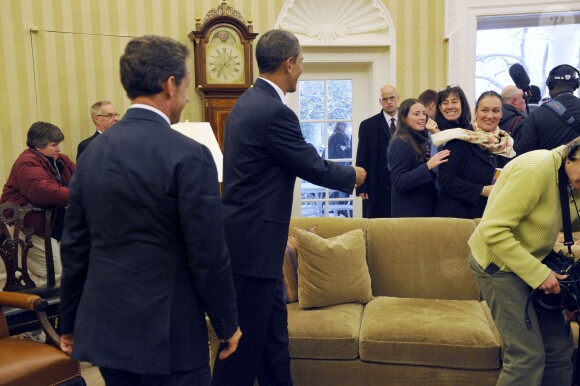 Barack Obama et Laurence Haïm devant le président Nicolas Sarkozy dans le Bureau Ovale de la Maison Blanche à Washington, le 10 janvier 2011