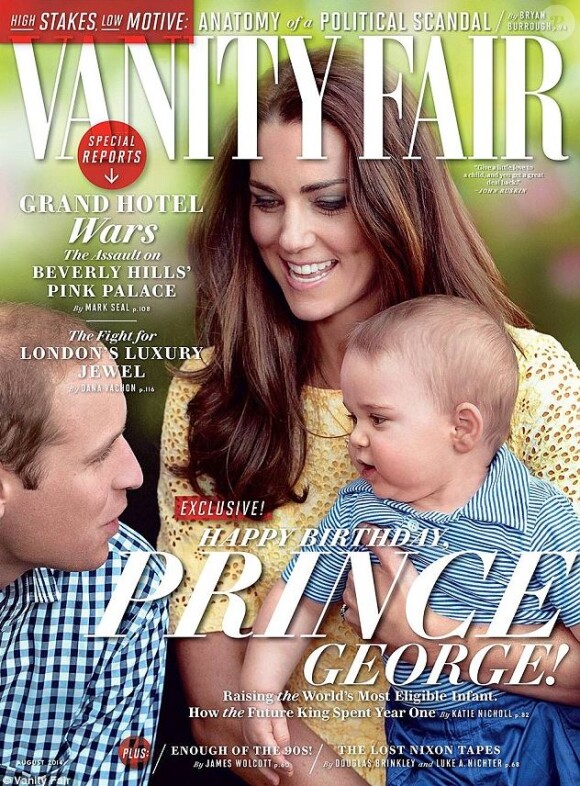 Le prince George pose avec ses parents le prince William et Kate Middleton pour Vanity Fair américain, en kiosques le 15 juillet 2014.