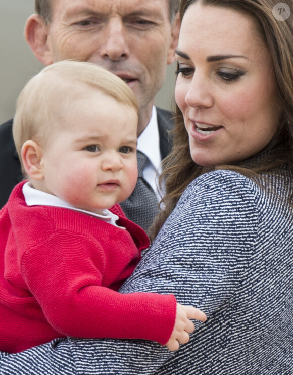 Le prince William, Kate Middleton, la duchesse de Cambridge et leur fils George montent à bord d'un avion pour rentrer à Londres après leur visite officielle en Australie, le 25 avril 2014.