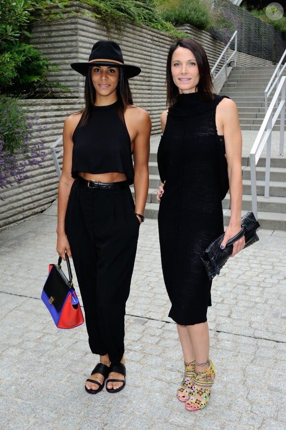 Shy'm et Laetitia Fourcade arrivent à la Salla Wagram pour assister au défilé haute couture de Franck Sorbier. Paris, le 9 juillet 2014.