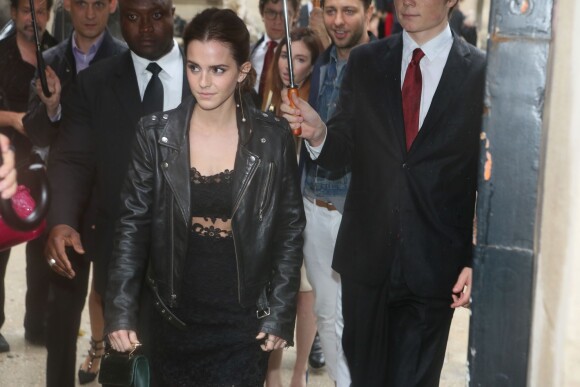 Emma Watson arrive à l'hôtel Salomon de Rothschild pour assister au défilé Valentino haute couture automne-hiver 2014-2015. Paris, le 9 juillet 2014.