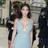Kim Kardashian, divine dans une robe bleu-vert décolletée, arrive à l'hôtel Salomon de Rothschild pour assister au défilé Valentino haute couture automne-hiver 2014-2015. Paris, le 9 juillet 2014.