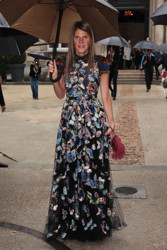 Anna Dello Russo arrive à l'hôtel Salomon de Rothschild pour assister au défilé Valentino haute couture automne-hiver 2014-2015. Paris, le 9 juillet 2014.