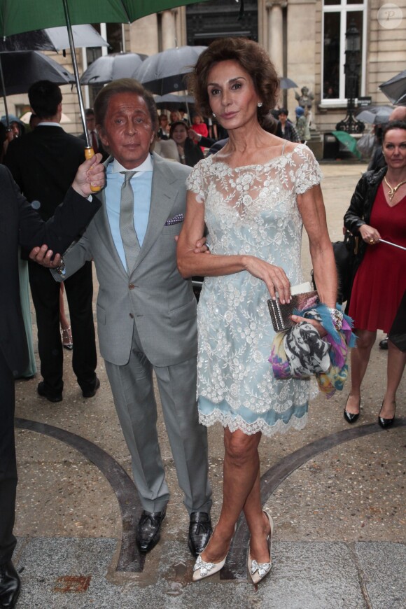 Valentino Garavani, en charmante compagnie, arrive à l'hôtel Salomon de Rothschild pour assister au défilé Valentino haute couture automne-hiver 2014-2015. Paris, le 9 juillet 2014.
