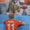 Arjen Robben tente de consoler son fils aîné Luka, en larmes et dans les bras de sa maman Barnadien, après l'élimination des Pays-Bas en demi-finale de la Coupe du monde au Brésil, le 9 juillet 2014 à l'Estadio Mineirao de Sao Paulo, le 9 juillet 2014