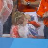 Luka, en larmes et dans les bras de sa maman Barnadien, après l'élimination des Pays-Bas et son père Arjen Robben en demi-finale de la Coupe du monde au Brésil, le 9 juillet 2014 à l'Estadio Mineirao de Sao Paulo, le 9 juillet 2014