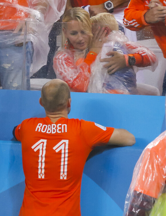 Arjen Robben, impuissant devant les pleurs de son fils aîné Luka, après l'élimination des Pays-Bas en demi-finale de la Coupe du monde au Brésil, le 9 juillet 2014 à l'Estadio Mineirao de Sao Paulo, le 9 juillet 2014
