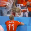 Arjen Robben tente de consoler son fils aîné Luka, en larmes et dans les bras de sa maman Barnadien, après l'élimination des Pays-Bas en demi-finale de la Coupe du monde au Brésil, le 9 juillet 2014 à l'Estadio Mineirao de Sao Paulo, le 9 juillet 2014
