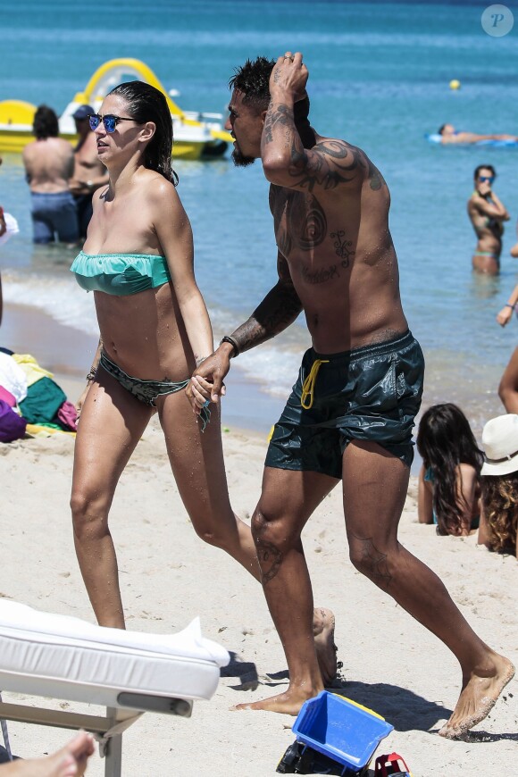 Le joueur de football Kevin-Prince Boateng (Schalke 04) et sa compagne Melissa Satta en vacances en Sardaigne le 5 juillet 2014. 
