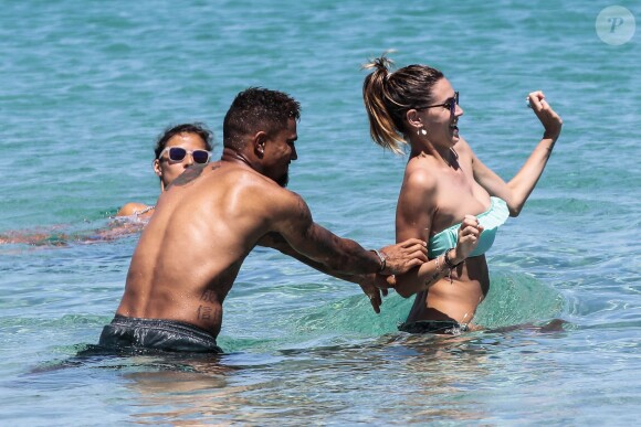 Le joueur de football Kevin-Prince Boateng et sa belle Melissa Satta en vacances en Sardaigne le 5 juillet 2014. 