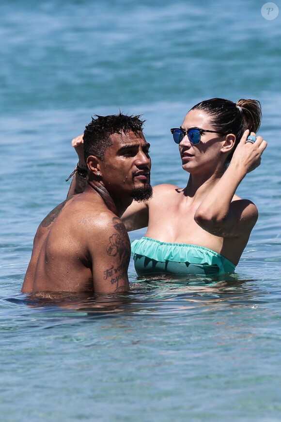 Le footballeur Kevin-Prince Boateng et sa compagne Melissa Satta en vacances en Sardaigne le 5 juillet 2014. 