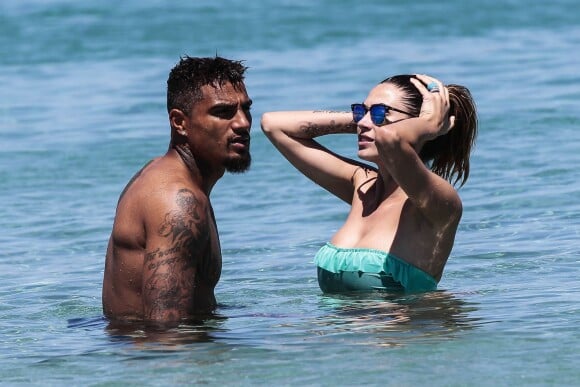 Le joueur de football Kevin-Prince Boateng et sa compagne Melissa Satta en vacances en Sardaigne le 5 juillet 2014. 