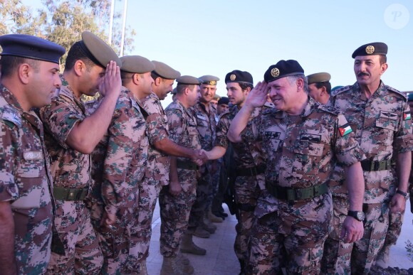 Le roi Abdullah II de Jordanie et son fils le prince héritier Hussein ont rendu visite à des gardes de la frontière orientale du royaume le 6 juillet 2014 et ont partagé un iftar avec eux pour le ramadan.