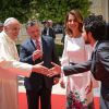 Le roi Abdullah II de Jordanie présente son fils le prince héritier Hussein de Jordanie au pape François, sous les yeux de la reine Rania, le 24 mai 2014 à Amman.