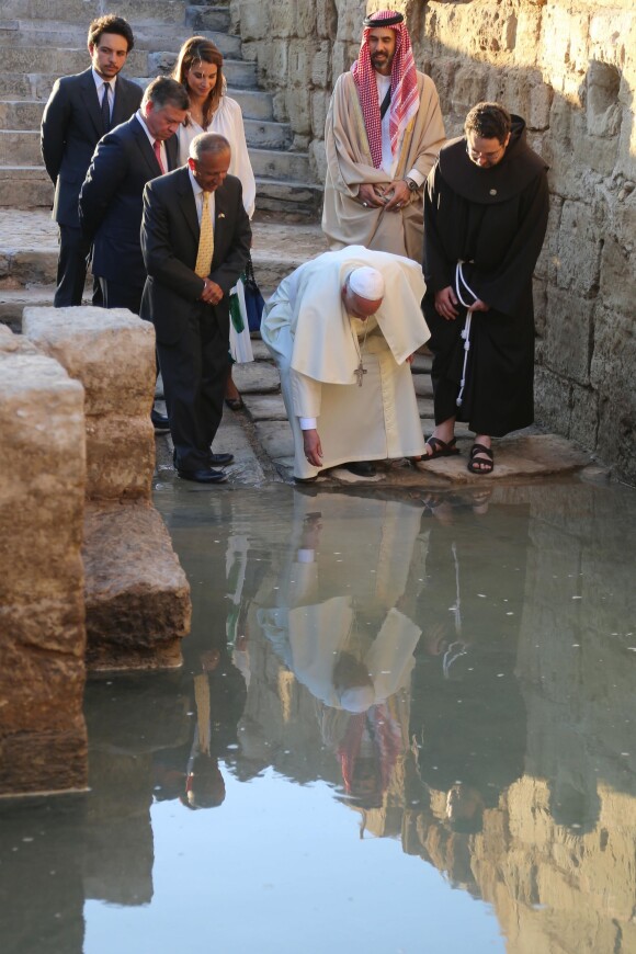 Le pape François en visite à Amman le 24 mai 2014, accueilli par le roi Abdullah II de Jordanie, la reine Rania et le prince héritier Hussein