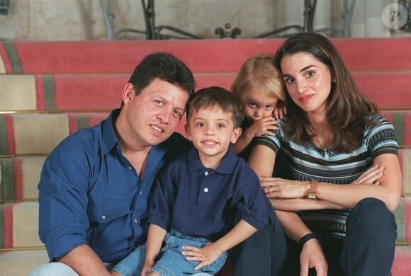 Souvenirs, souvenirs... Le roi Abdullah II et la reine Rania de Jordanie avec leurs enfants Hussein et Iman, en octobre 1998 à Amman