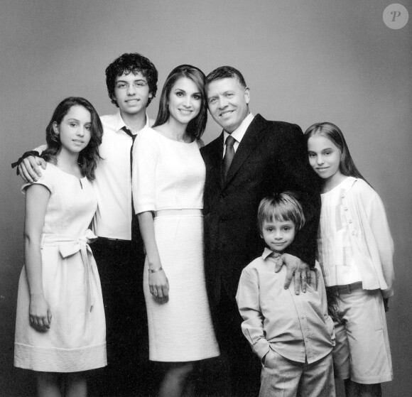 Rania et Abdullah II de Jordanie entourés de leurs enfants Iman, Hussein, Hashem et Salma en janvier 2011 pour les voeux de la nouvelle année.