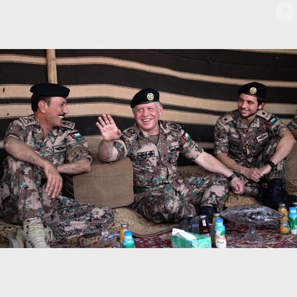 Le prince héritier Hussein de Jordanie accompagnait le 6 juillet 2014 son père le roi Abdullah II de Jordanie en visite à des gardes de la frontière orientale du royaume le 6 juillet 2014. Ils ont partagé un iftar avec eux pour le ramadan, dont le jeune prince a publié cette photo sur son compte Instagram.