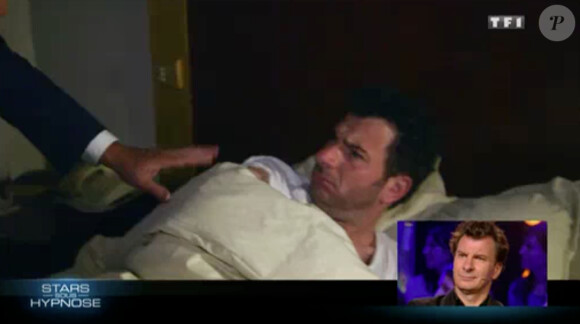 Michaël Youn se fait réveiller par Messmer en pleine nuit en vue d'une séance d'hypnose (Stars sous hypnose, diffusé le vendredi 11 juillet 2014 sur TF1.)