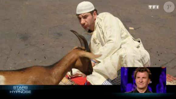 Michaël Youn se réveille au milieu d'une place publique à Marrakech (Stars sous hypnose, diffusé le vendredi 11 juillet 2014 sur TF1.)
