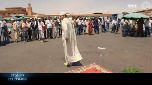 Michaël Youn se réveille au milieu d'une place publique à Marrakech (Stars sous hypnose, diffusé le vendredi 11 juillet 2014 sur TF1.)