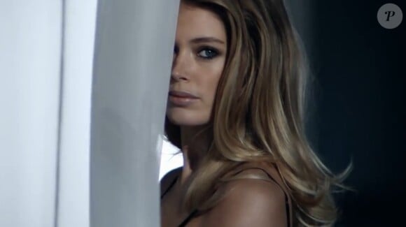 Doutzen Kroes dans le spot publicitaire pour le parfum Reveal de Calvin Klein. (capture d'écran)