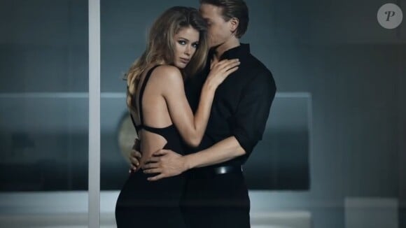 Charlie Hunnam et Doutzen Kroes dans le spot publicitaire pour le parfum Reveal de Calvin Klein. (capture d'écran)