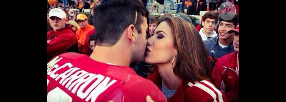 Katherine Webb embrasse son chéri AJ McCarron pour une opération caritative. Katherine Webb, Miss Alabama 2012, et AJ McCarron, nouveau quarterback des Cincinnati Bengals, se sont mariés le 12 juillet 2014 à Orange Beach.