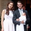 Le prince Félix du Luxembourg, sa femme la princesse Claire et leur fille la princesse Amalia lors de la célébration du baptême de la princesse Amalia de Luxembourg en la chapelle de Saint-Ferréol à Lorgues, le 12 juillet 2014.