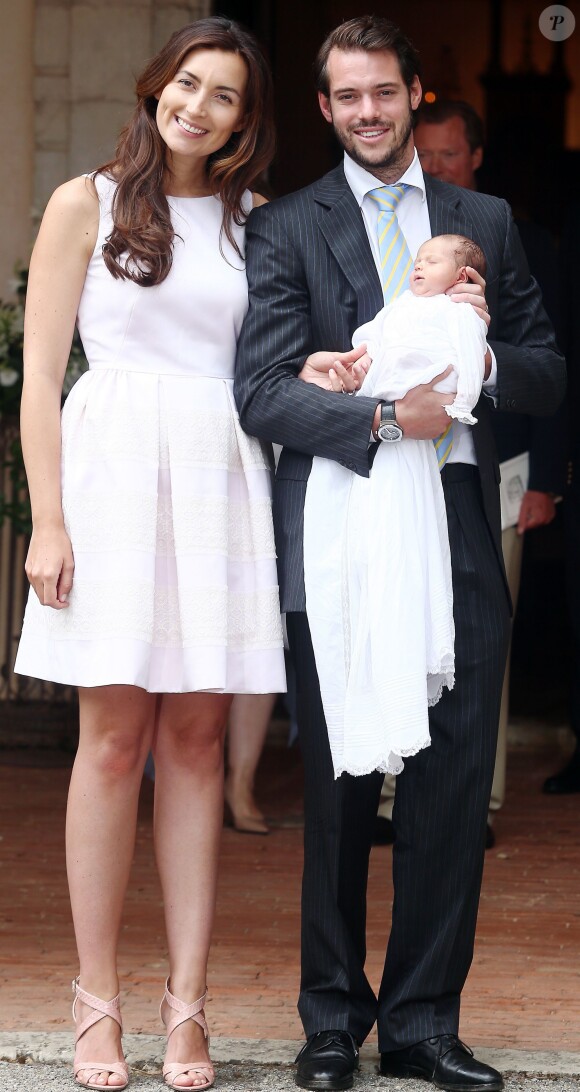 Le prince Félix du Luxembourg, sa femme la princesse Claire et leur fille la princesse Amalia lors de la célébration du baptême de la princesse Amalia de Luxembourg en la chapelle de Saint-Ferréol à Lorgues, le 12 juillet 2014.