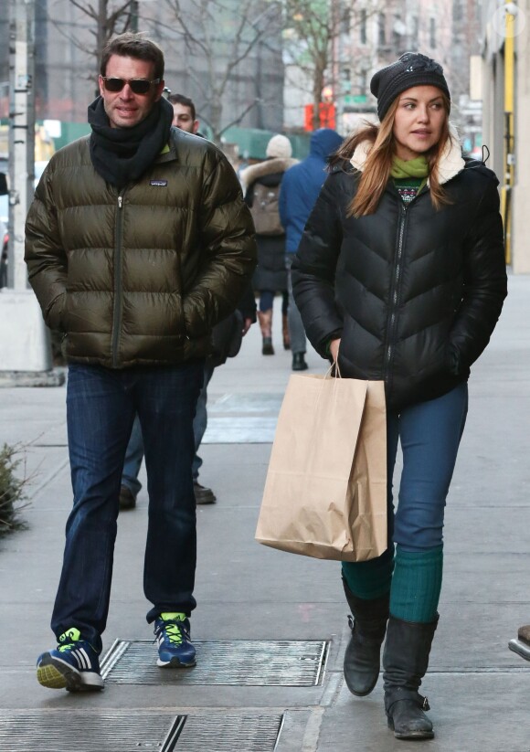 Scott Foley et sa femme Marika Dominczyk se promènent à New York, le 6 mars 2014. 
