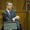 Oscar Pistorius sur le banc des accusés à l'occasion de son procès pour le meurtre de Reeva Steenkamp, au tribunal de Pretoria le 6 mars 2014
