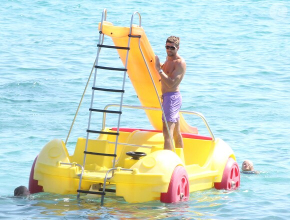 Steven Gerrard et ses fillettes Lilly-Ella, et Lexie sur un pédalo à Ibiza le 15 juillet 2014