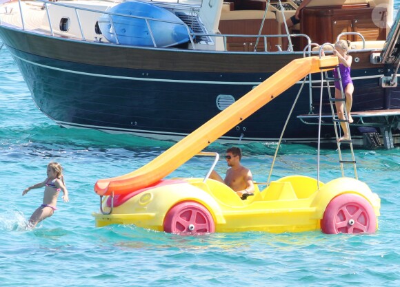 Steven Gerrard et ses fillettes Lilly-Ella, et Lexie sur un pédalo à Ibiza le 15 juillet 2014