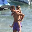Steven Gerrard et ses fillettes Lilly-Ella, et Lexie sur un pédalo à Ibiza le 15 juillet 2014