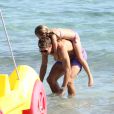 Steven Gerrard et ses fillettes Lilly-Ella, et Lexie sur un pédalo à Ibiza le 15 juillet 2014