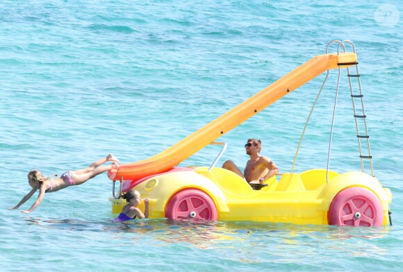 Steven Gerrard et ses fillettes Lilly-Ella, et Lexie sur un pédalo à Ibiza le 15 juillet 2014