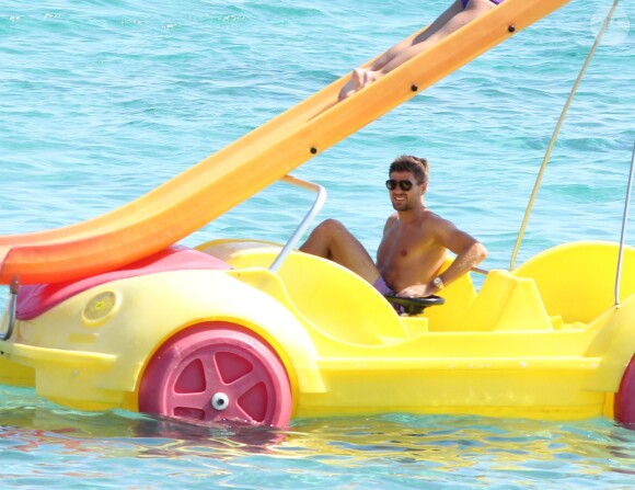Steven Gerrard et ses fillettes Lilly-Ella, et Lexie sur un pédalo à Ibiza le 15 juillet 2014