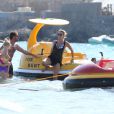  Alex Gerrard, l'épouse de Steven Gerrard, lors de ses vacances à Ibiza avec ses filles Lexie et Lourdes, le 15 juillet 2014 