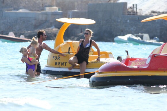 Alex Gerrard, l'épouse de Steven Gerrard, lors de ses vacances à Ibiza avec ses filles Lexie et Lourdes, le 15 juillet 2014