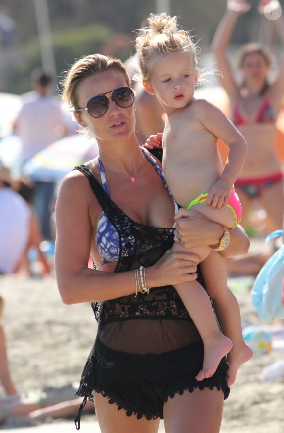 Alex Gerrard et sa fille Lourdes sur une plage d'Ibiza, le 15 juillet 2014