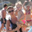  Alex Gerrard et sa fille Lourdes sur une plage d'Ibiza, le 15 juillet 2014 