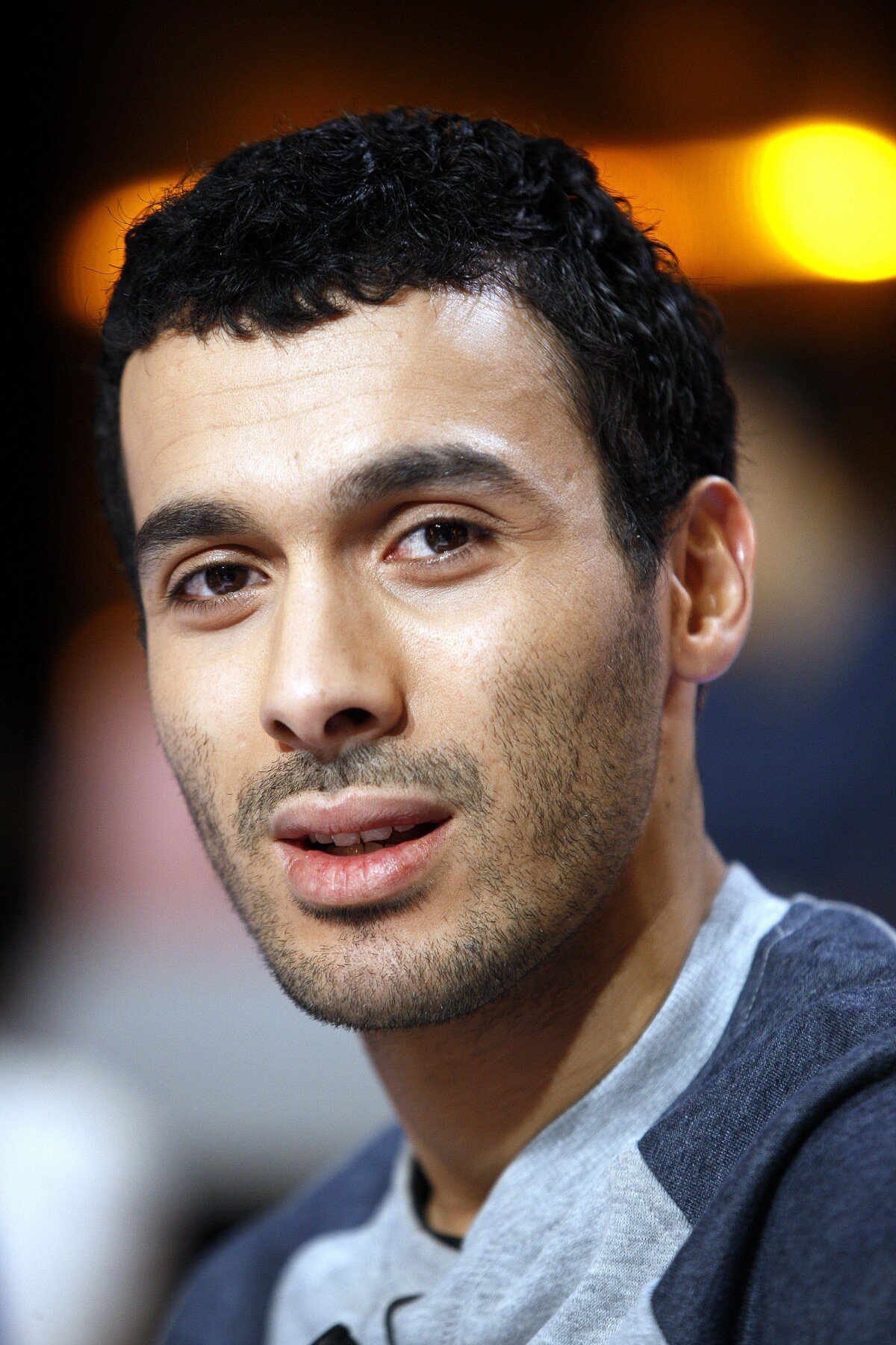 Vidéo Mustapha El Atrassi à Paris, le 20 février 2013. Purepeople
