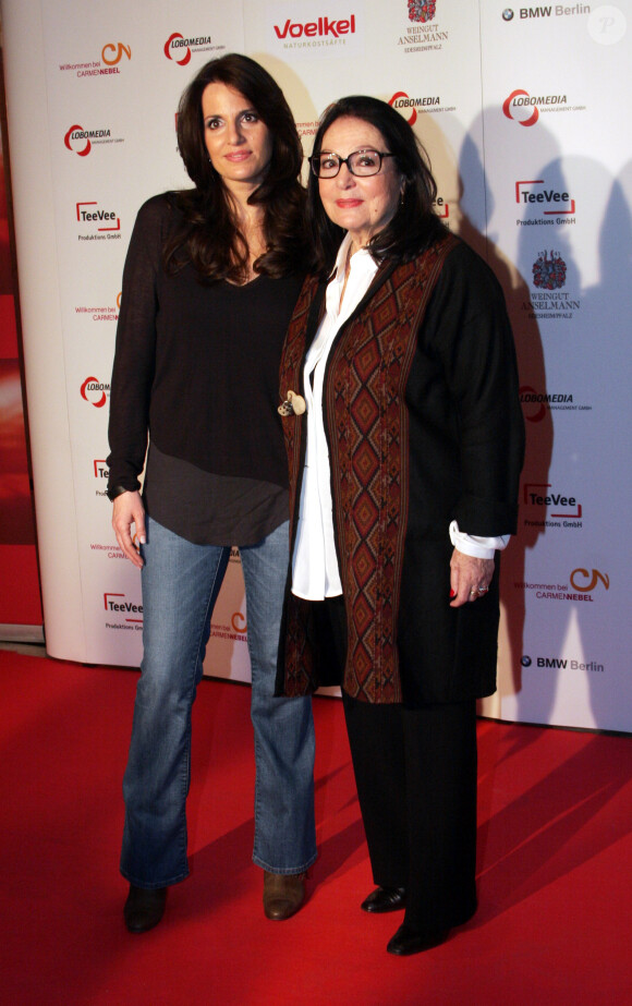 Nana Mouskouri et sa fille Lenou à Berlin, le 24 mars 2012.