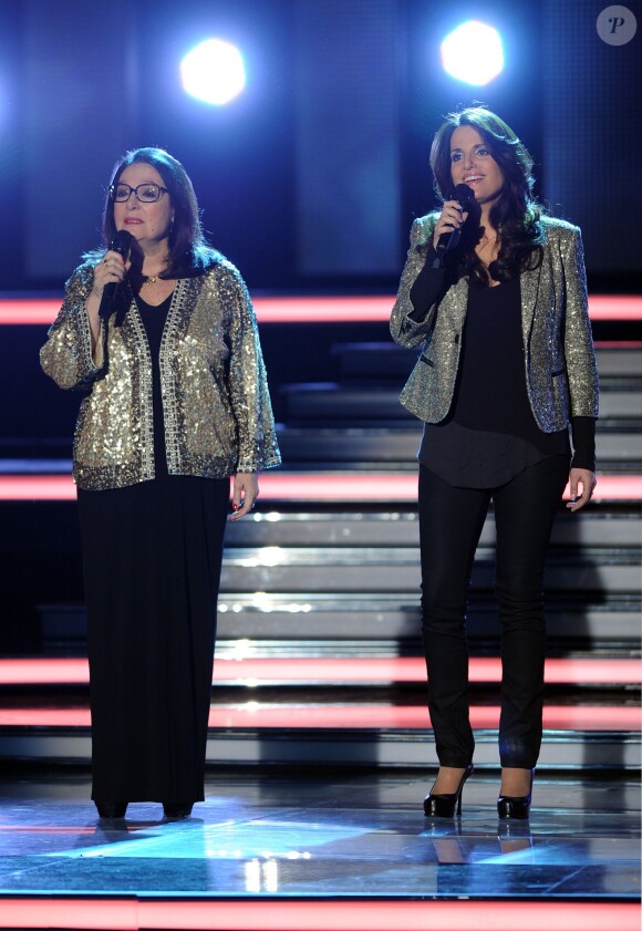 Nana Mouskouri et sa fille Lenou sur scène à Berlin, le 24 mars 2012.