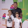 David Beckham et ses deux enfants, Romeo et Cruz, aspergé d'un liquide doré, pendant les Nickelodeon Kids' Choice Sports Awards, le 17 juillet 2014.